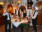 Węgierski workshop<p>Podczas kolacji, gościom towarzyszyła muzyka cygańska. Wykonawcy zaskoczyli wszystkich tradycyjnymi instrumentami!<p>